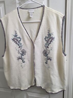 Koret Cream Embroidered V-Neck Sweater Vest